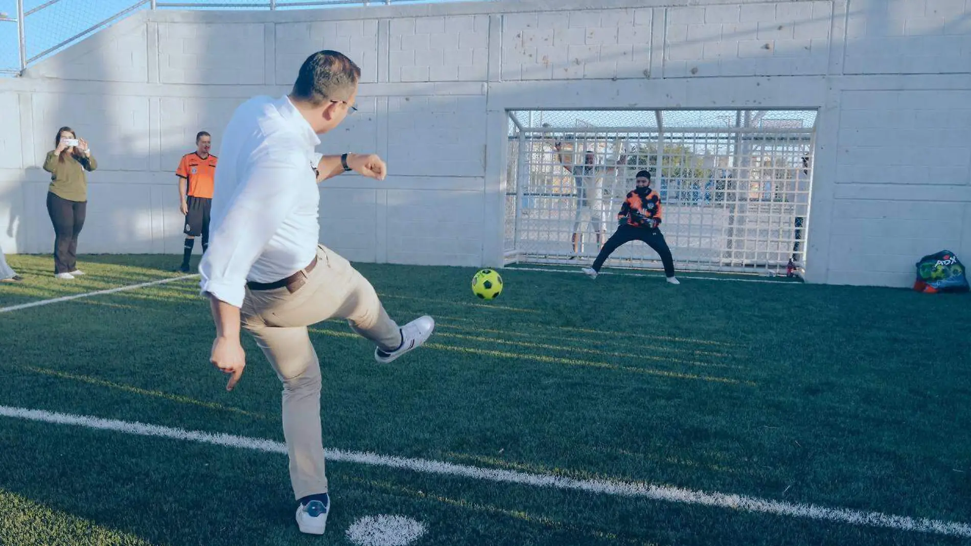 alcalde jugando futbol